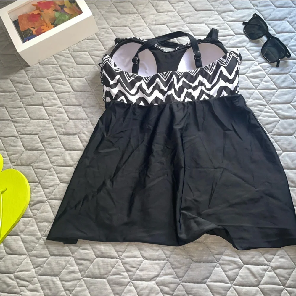 Swimsuits Bathing Suits top size Small black white Flowy tankini one piece Pool